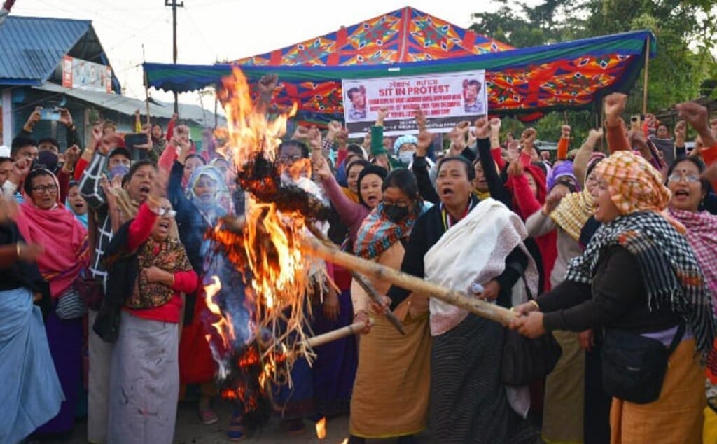 কমলবাবুগী জে এ সিনা মীয়ামগা লোয়ননা লৈমখোং আর্মীগী বেরেক মৈ থাখ্রে, জি ও সিগী মীতমসু মৈ থাদোকখ্রে